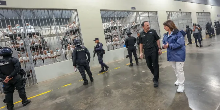 Ministra de Seguridad de Argentina visita la megacárcel salvadoreña