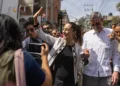 Claudia Sheinbaum saluda a sus simpatizantes en la ciudad de México.