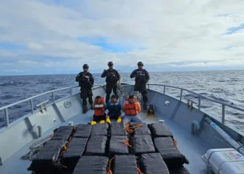 Marina salvadoreña intercepta lancha con $25 millones en cocaína a 1,490 kilómetros de su costa
