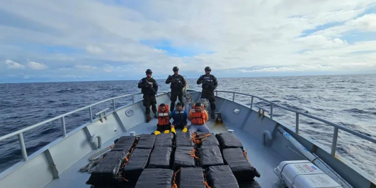 Marina salvadoreña intercepta lancha con $25 millones en cocaína a 1,490 kilómetros de su costa