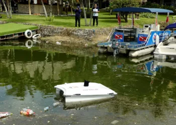 EEUU dona tres drones acuáticos para limpiar el lago más grande de El Salvador