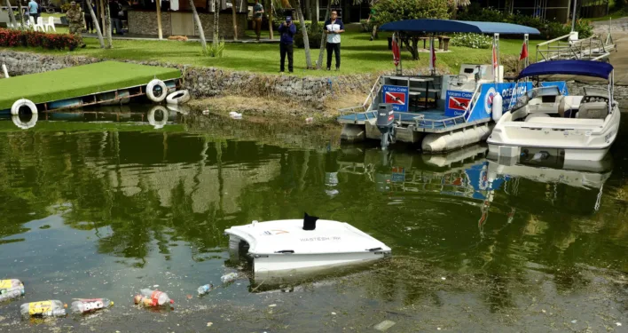 EEUU dona tres drones acuáticos para limpiar el lago más grande de El Salvador