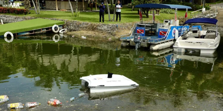 EEUU dona tres drones acuáticos para limpiar el lago más grande de El Salvador