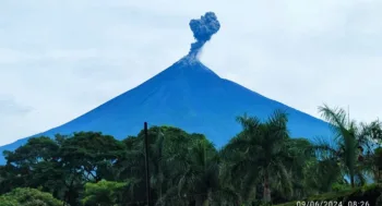 Volcán de Fuego en Guatemala lanza gas y ceniza