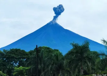 Volcán de Fuego en Guatemala lanza gas y ceniza