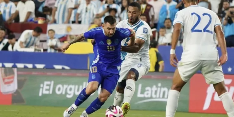 Guatemala pierde por goleada ante Argentina y El Salvador por la mínima con Perú