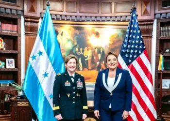 Presidenta hondureña habla de seguridad con la jefa del Comando Sur de EEUU