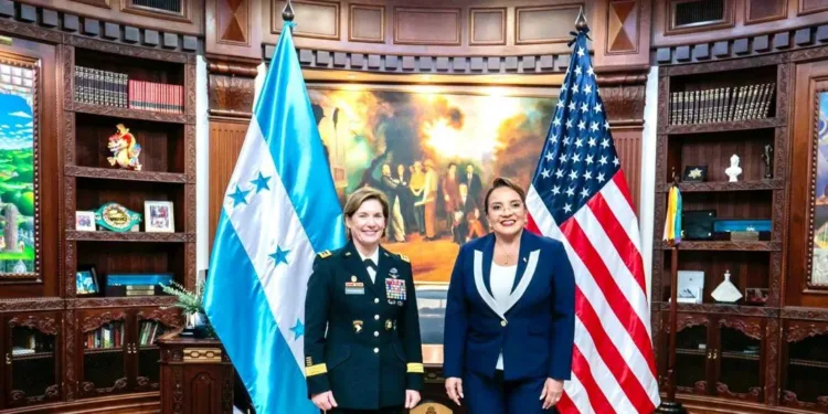 Presidenta hondureña habla de seguridad con la jefa del Comando Sur de EEUU