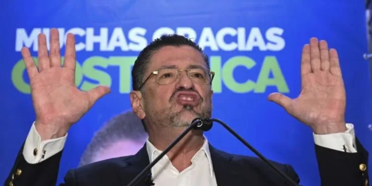 Presidente de Costa Rica revela intenciones de reelección tras elogiar a Bukele