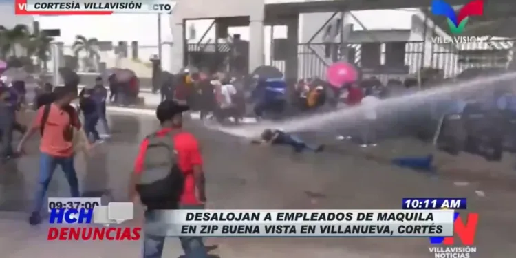 Policía hondureña disuelve protesta laboral con un tanque lanzador de agua