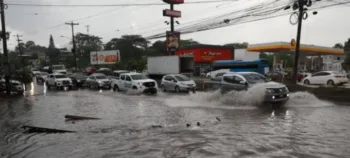 Inundaciones, casas dañadas y advertencias de derrumbes por lluvias en Guatemala, El Salvador y Honduras