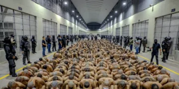 Trasladan a 2,000 pandilleros más a la megacárcel salvadoreña
