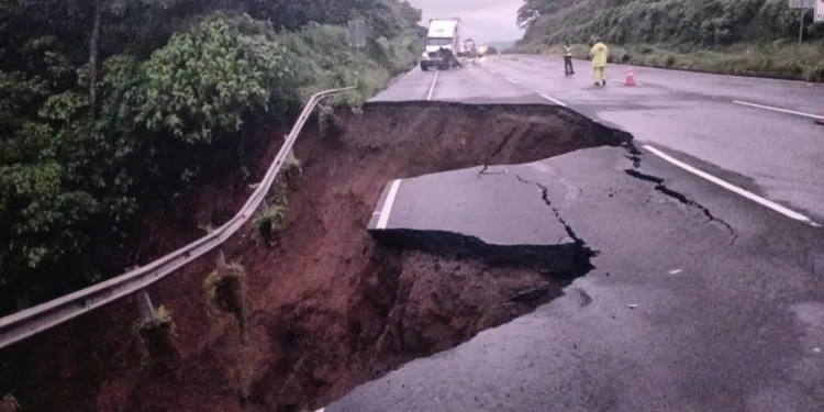 Socavón provocado por las lluvias destruye tramo de ruta al Pacífico en Guatemala