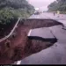 Socavón provocado por las lluvias destruye tramo de ruta al Pacífico en Guatemala