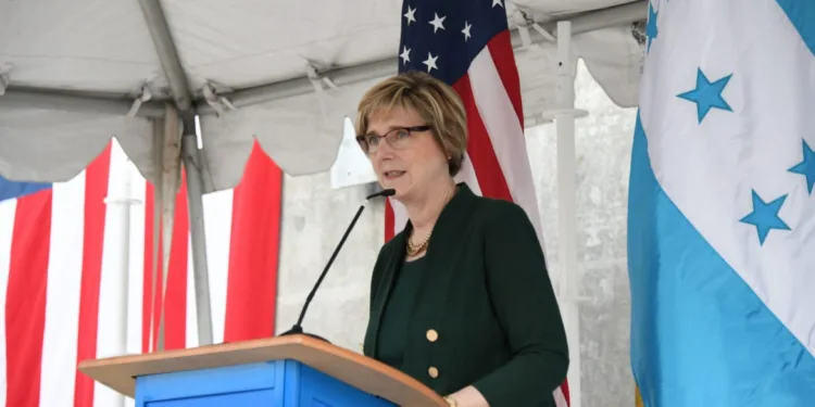 Embajadora de EEUU aboga por lucha contra corrupción y defensa de la democracia en Honduras