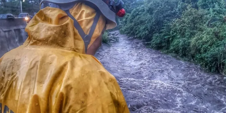 El Salvador en alerta naranja por lluvias