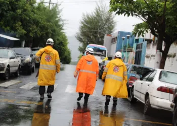 El Salvador declara alerta roja entre evacuaciones y persistentes tormentas