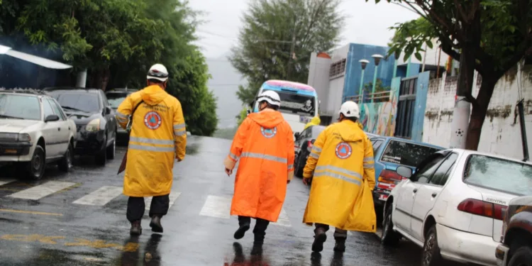 El Salvador declara alerta roja entre evacuaciones y persistentes tormentas