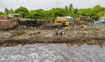 El mar devuelve 300 toneladas de basura en una playa de Acajutla, El Salvador
