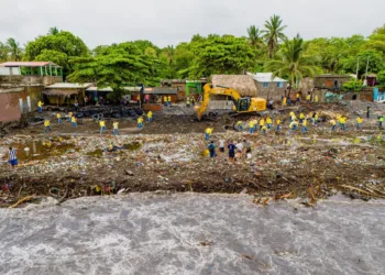 El mar devuelve 300 toneladas de basura en una playa de Acajutla, El Salvador