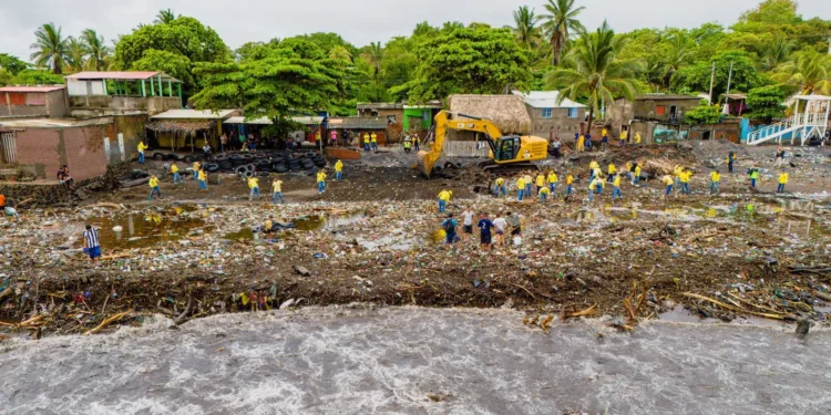 El mar devuelve 300 toneladas de basura en una playa de Acajutla, El Salvador