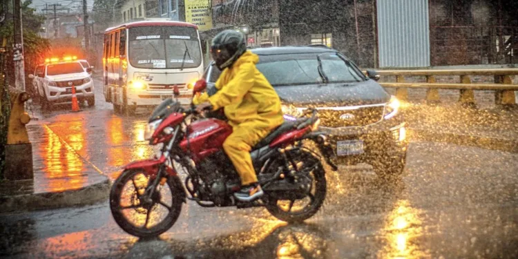 El Salvador lanza alerta estratificada: 26 de los 44 municipios se mantienen en rojo