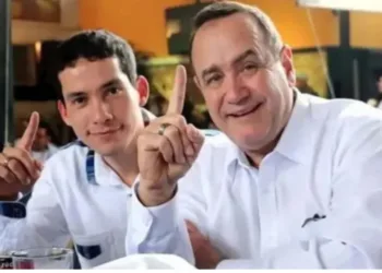 Miguel Martínez y Alejandro Giammattei, expresidente de Guatemala (2020-2024).