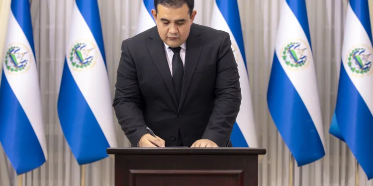 Diputado oficialista es juramentado como nuevo ministro de Cultura por Nayib Bukele