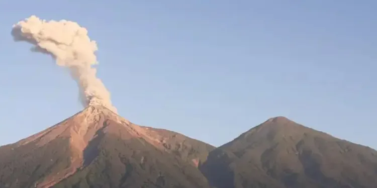 El Volcán de Fuego mantiene su actividad explosiva en Guatemala
