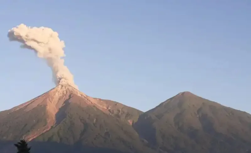 El Volcán de Fuego mantiene su actividad explosiva en Guatemala