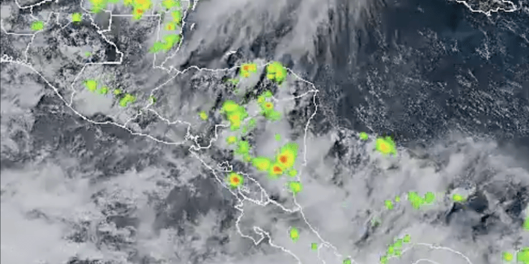 Abundantes lluvias, un fallecido, inundaciones y daños viales en Centroamérica