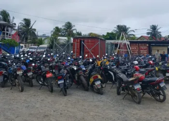 Decomisan casi 400 motocicletas en Roatán por falta de permisos para circular