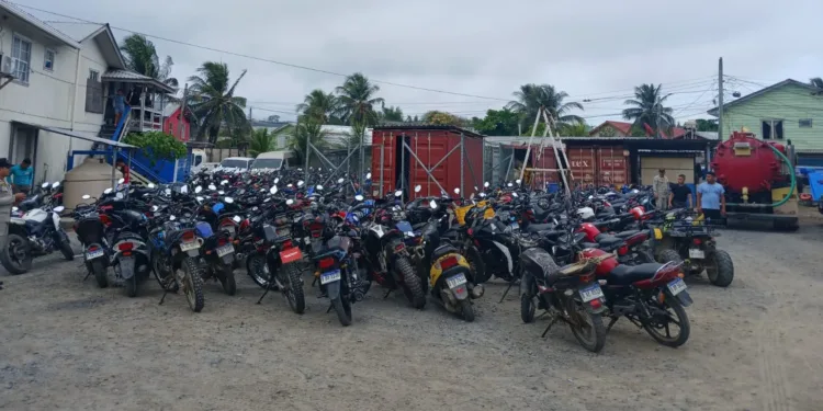 Decomisan casi 400 motocicletas en Roatán por falta de permisos para circular