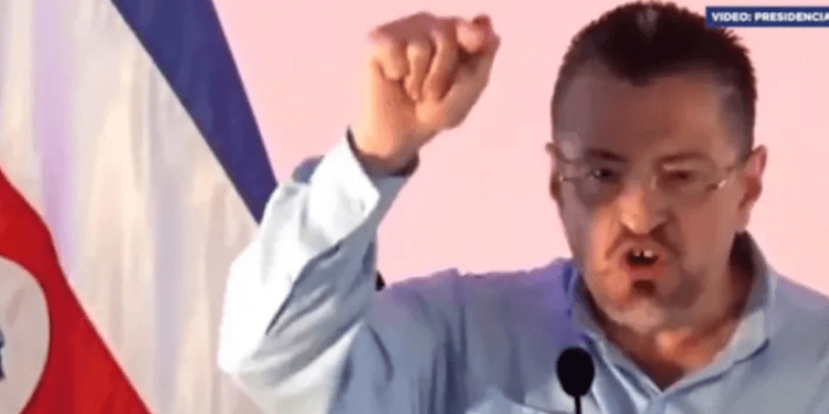 Presidente Chaves propone referéndum para anular fiscalización de la Contraloría