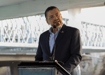 Rodrigo Chaves reitera críticas a la democracia costarricense tras respuesta de expresidentes