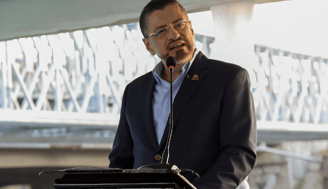 Rodrigo Chaves reitera críticas a la democracia costarricense tras respuesta de expresidentes