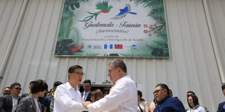 Presidente de Guatemala visita centro de desarrollo del bambú montado por Taiwán