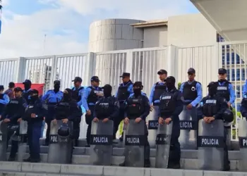 Colectivos “oficialistas” se toman Centro Cívico Gubernamental en Tegucigalpa y Seguridad dice que mantendrá el orden
