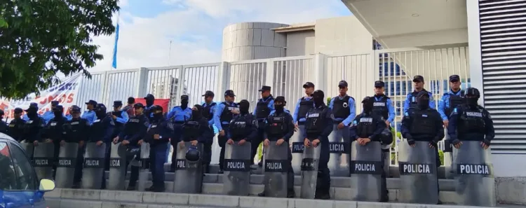 Colectivos “oficialistas” se toman Centro Cívico Gubernamental en Tegucigalpa y Seguridad dice que mantendrá el orden