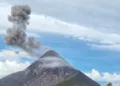Volcán de Fuego lanza cenizas sobre Guatemala y Sacatepéquez