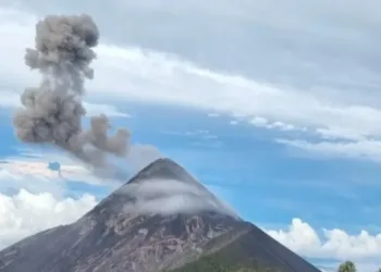 Volcán de Fuego lanza cenizas sobre Guatemala y Sacatepéquez