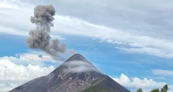 Volcán de Fuego lanza cenizas sobre Guatemala y Sacatepéquez