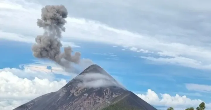 Volcán de Fuego lanza cenizas sobre Guatemala y Sacatepéquez