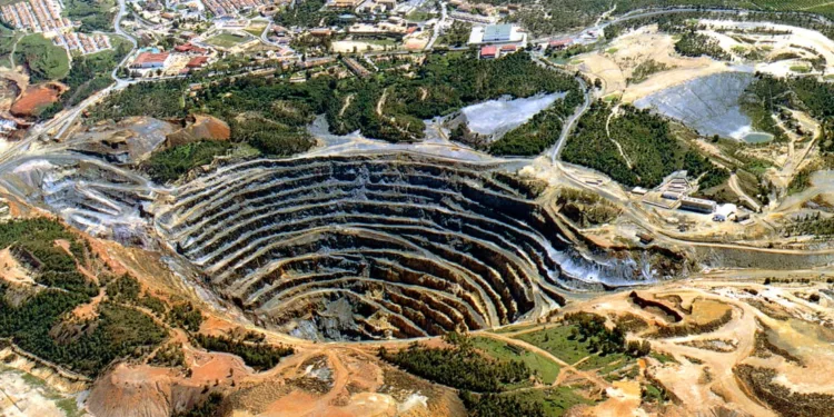 Denuncian red de crimen organizado en minería ilegal en Costa Rica