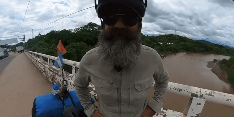 Aventurero salvadoreño que busca llegar en bicicleta hasta Argentina frenado por Migración de Nicaragua