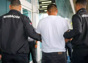 Pandillero salvadoreño reclamado por feminicidio es deportado de Panamá