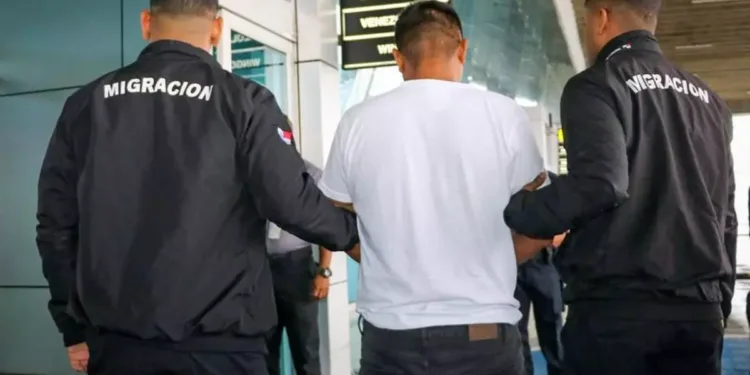 Pandillero salvadoreño reclamado por feminicidio es deportado de Panamá