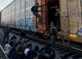 Patrulla fronteriza de EEUU rescata a migrantes centroamericanos encerrados en vagón de tren