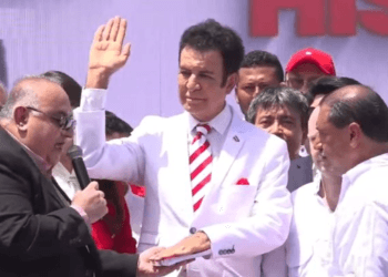 Salvador Nasralla es juramentado como miembro del Partido Liberal de Honduras