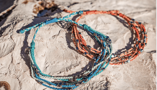 4ocean saca la basura del río Motagua y elabora pulseras y productos de construcción